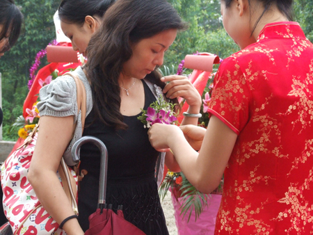 為來(lái)賓帶上禮花