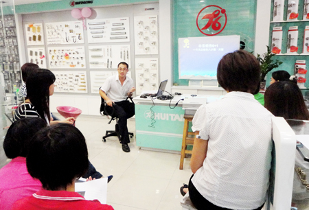 匯泰龍中山、佛山地區匯泰龍專賣店培訓場景