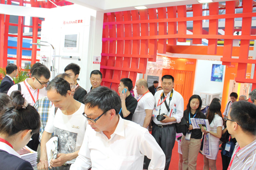 前來(lái)參觀的觀眾排長(zhǎng)龍