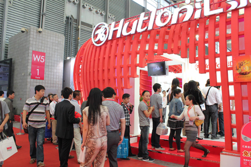 前來(lái)參觀的觀眾排長(zhǎng)龍