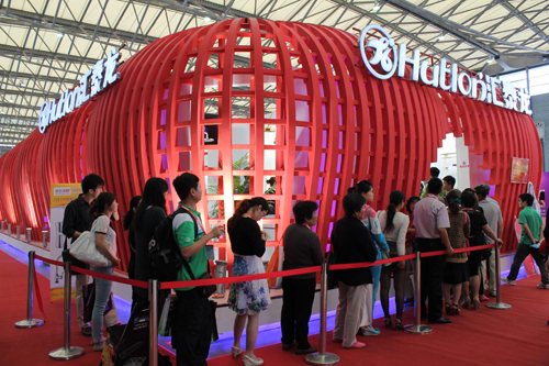 前來(lái)參觀的觀眾排長(zhǎng)龍