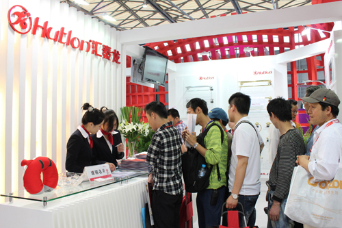 前來(lái)參觀的觀眾排長(zhǎng)龍