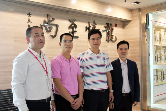 陳董帶領何鎮長一行參觀歷史文化館并合影