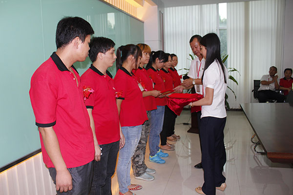 生產管理部張經理為員工頒發證書