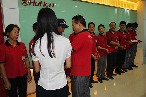 生產管理部張經理為員工頒發證書